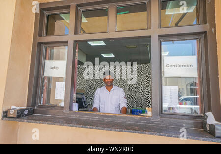 DOHA, QATAR - 10 juillet 2019 ; ; par Barista fenêtre ouverte avec signes discriminatoires pour séparer les mesdames et messieurs d'être servi en face de sid Banque D'Images