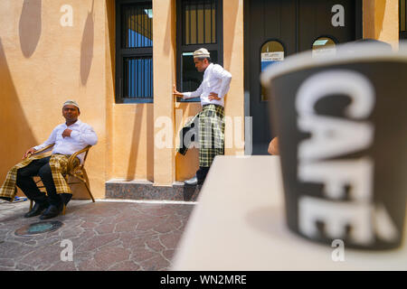 DOHA, QATAR - 10 juillet 2019 ; serveurs servant une boisson de café connu un village culturel Katara dans karak, attendez la prochaine commande. Banque D'Images