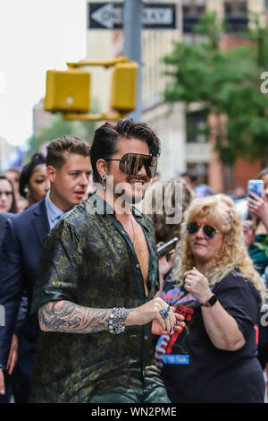 New York, NEW YORK, États-Unis. 12Th Mar, 2019. Singer Adam Lambert est vu à New York Manhattan Soho du voisinage le Jeudi, Septembre 5 Crédit : Vanessa Carvalho/ZUMA/Alamy Fil Live News Banque D'Images