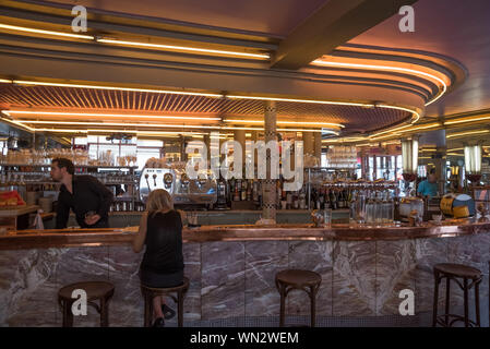 Café des 2 Moulins Das ist ein Café im Pariser Stadtteil Montmartre an der Kreuzung der Rue Lepic und der Rue Cauchois. Es hat seinen Namen von den être Banque D'Images