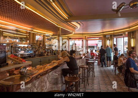 Café des 2 Moulins Das ist ein Café im Pariser Stadtteil Montmartre an der Kreuzung der Rue Lepic und der Rue Cauchois. Es hat seinen Namen von den être Banque D'Images