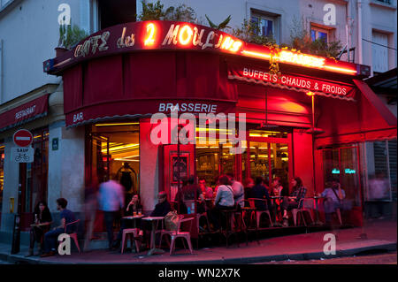 Café des 2 Moulins Das ist ein Café im Pariser Stadtteil Montmartre an der Kreuzung der Rue Lepic und der Rue Cauchois. Es hat seinen Namen von den être Banque D'Images
