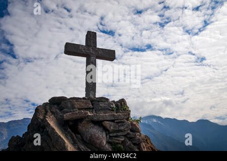 Croix de Pierre dans le mirador Cruz del Cóndor valley Banque D'Images