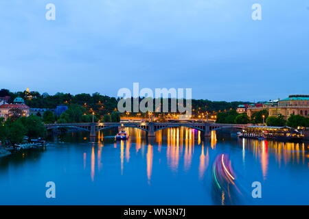 La rivière Vltava de nuit, vu depuis le Pont Charles, Prague, République Tchèque Banque D'Images