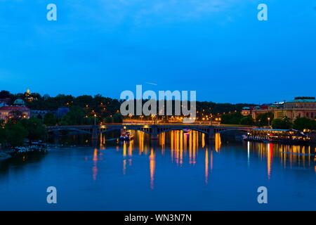 La rivière Vltava de nuit, vu depuis le Pont Charles, Prague, République Tchèque Banque D'Images