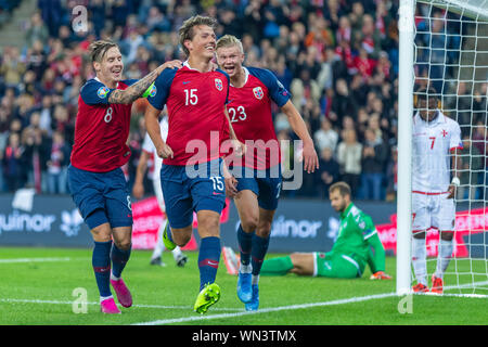 05 septembre 2019 Sander berge de la Norvège célèbre marquant le premier but avec coéquipiers pendant l'Euro 2020 tour de qualification Groupe F Norvège vs Banque D'Images