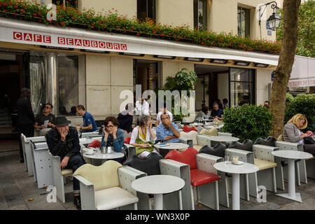 Paris, le Café Beaubourg, Architekt Christian de Portzamparc. Face à la place publique en face de du centre George Pompidou à Paris, la fac de Beaubourg Banque D'Images