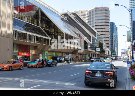 Des taxis bordée à l'extérieur de l'entrée arrière de la Metro Toronto Convention Centre sur la rue Front au centre-ville de Toronto. Banque D'Images