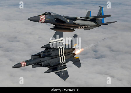 Un F-15E Strike Eagle et un F-15C Eagle affecté à la 48e Escadre de chasse peint avec leurs couleurs respectives du patrimoine de l'escadron mener des manœuvres aériennes dans le sud de l'Angleterre le 3 septembre 2019. L'aile de la liberté d'entraînement de routine effectue chaque jour pour assurer la 48e Escadre de chasse apporte des capacités de combat de l'air unique à la lutte lorsqu'il est appelé par l'United States Air Forces in Europe-Air Afrique Forces. (U.S. Air Force photo/ Tech. Le Sgt. Matthew Plew) Banque D'Images