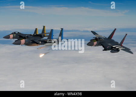 Deux F-15E Strike Eagles et un F-15C Eagle affecté à la 48e Escadre de chasse peint avec leurs couleurs respectives du patrimoine de l'escadron mener des manœuvres aériennes dans le sud de l'Angleterre le 3 septembre 2019. L'aile de la liberté d'entraînement de routine effectue chaque jour pour assurer la 48e Escadre de chasse apporte des capacités de combat de l'air unique à la lutte lorsqu'il est appelé par l'United States Air Forces in Europe-Air Afrique Forces. (U.S. Air Force photo/ Tech. Le Sgt. Matthew Plew) Banque D'Images