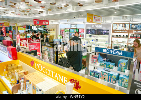 HONG KONG, CHINE - circa 2019, février : divers cosmétiques sur l'affichage à un magasin dans l'Aéroport International de Hong Kong. Banque D'Images