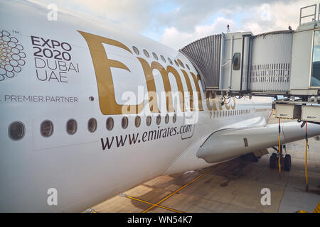 HONG KONG, CHINE - circa 2019, février : Emirates Airbus A380 amarré à l'Aéroport International de Hong Kong. Banque D'Images