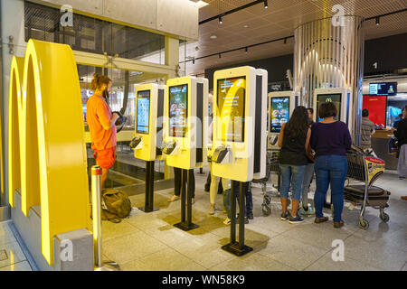 Dubaï, Émirats arabes unis - circa 2019, février : l'auto-commande d'essence chez McDonald's restaurant à l'Aéroport International de Dubaï. Banque D'Images