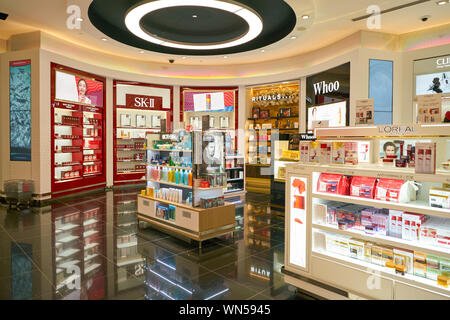 Dubaï, Émirats arabes unis - circa 2019, janvier : les parfums et cosmétiques produits sur l'affichage à l'Aéroport International de Dubaï. Banque D'Images