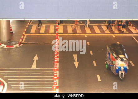 Les personnes qui traversent la rue au passage pour piétons, un côté de cette rue est Siam Centre et de l'autre côté est Siam Paragon, les deux sont célèbre centre commercial en B Banque D'Images