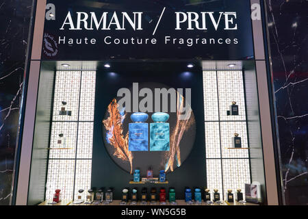 Dubaï, Émirats arabes unis - circa 2019, janvier : parfums sur l'affichage en duty free à l'Aéroport International de Dubaï. Banque D'Images