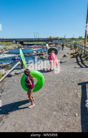 Dans la rivière Deschutes tubes de Bend, Oregon. Banque D'Images