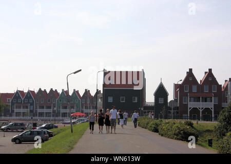 Les touristes sont à pied le long de la rue du village de pêcheurs de Volendam pour profiter de la chaude journée ensoleillée en été. Banque D'Images