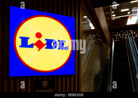 Vilnius, Lituanie - le 18 août 2019 : logo Lidl supermarché près de l'entrée à l'intérieur du magasin Lidl centre commercial moderne Banque D'Images