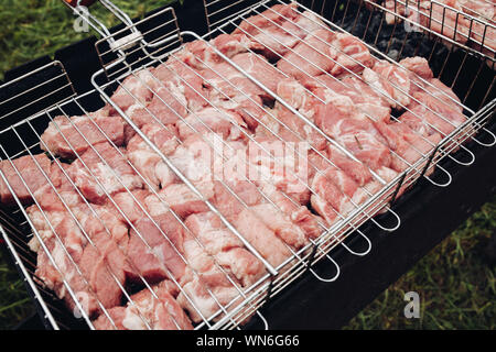 Voir d'un côté du barbecue jardin dans le processus Banque D'Images