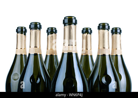 Haut de ouvrir des bouteilles de champagne ou vin mousseux botlles cou avec étiquette d'or en plusieurs rangées sur un fond blanc isolated close up Banque D'Images
