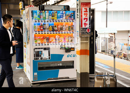 Distributeur machine automatique pour les Japonais et les voyageurs étrangers passagers acheter de l'eau et de boissons gazeuses à Kamata gare le 31 mars 2019 à Tokyo, Banque D'Images