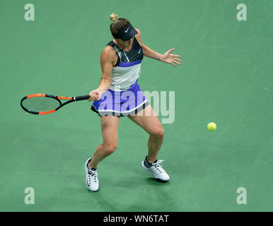 New York, NY - 5 septembre 2019 : Elina Svitolina (Ukraine) en action lors du match de demi-finale du championnat de l'US Open contre Serena Williams (USA) à Billie Jean King National Tennis Center Banque D'Images