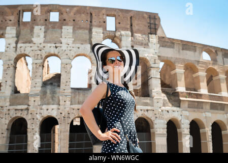 Touriste debout devant le Colisée à Rome, Italie Banque D'Images