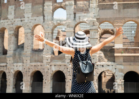 Touriste debout devant le Colisée à Rome, Italie Banque D'Images