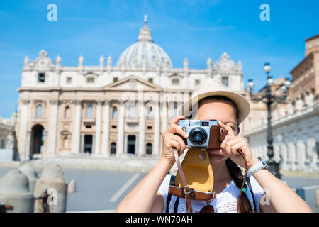 Woman Taking Photos de la Basilique Saint Pierre au Vatican Banque D'Images