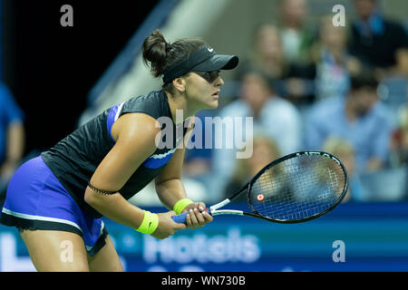 New York, NY - 5 septembre 2019 : Bianca Andreescu (Canada) en action lors du match de demi-finale du championnat de l'US Open contre Belinda Bencic (Suisse) à Billie Jean King National Tennis Center Banque D'Images