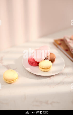 Hortensia bouquet avec ses macarons français dans la lumière du soleil. Femme d'affaires et le mode de vie et de travail à domicile concept. Banque D'Images