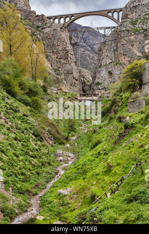Veresk Pont, Chemin de fer, Savadkuh County, province de Mazandaran, Iran Banque D'Images