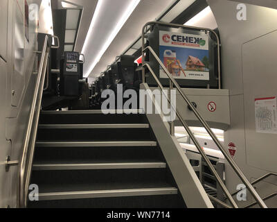L'aéroport de Vnukovo, Moscou, Russie - juillet 2019. L'intérieur de deux étages train Aeroexpress. Banque D'Images