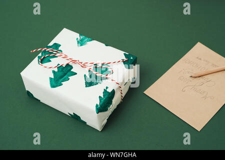 Et enveloppement présents/ boîte-cadeau sur fond bleu. Concept de Noël, Noël concept. Banque D'Images