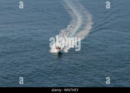 Toulon, France - Jul 01, 2019 : équitation sur l'eau derrière le bateau monoski Banque D'Images