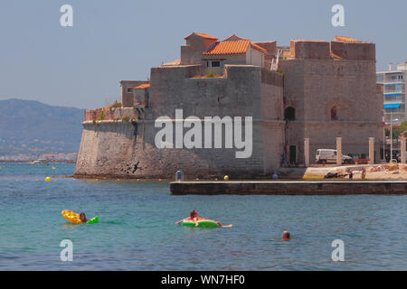 Toulon, France - Jul 01,2019 : Echelle de personnes et un ancien fort sur la côte de la mer Banque D'Images