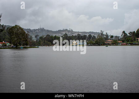 Kodaikanal lake view avec hill image d'arrière-plan est montrant la beauté naturelle de kodaikanal en Inde. Banque D'Images