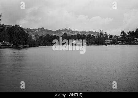 Kodaikanal lake view avec Hill en arrière-plan est l'image en noir et blanc montrant la beauté naturelle de kodaikanal en Inde. Banque D'Images