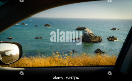 Vue sur l'océan Pacifique par l'automobile dans la SF Bay Area, lumière du jour avec vue sur l'océan, le paysage, la route 1, la côte du Pacifique Banque D'Images