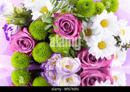 Bouquet de fleurs roses rose, blanc, des chrysanthèmes marguerites, feuilles vertes, isolé sur fond blanc close up, cartes de vœux, bannière, copy space Banque D'Images