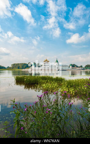 Sainte Trinité monastère Ipatiev, à l'aube. Monastère Ipatiev dans la partie ouest de Kostroma sur les bords de la même rivière, près de son confluent avec la Banque D'Images