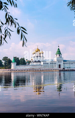 Sainte Trinité monastère Ipatiev, à l'aube. Monastère Ipatiev dans la partie ouest de Kostroma sur les bords de la même rivière, près de son confluent avec la Banque D'Images