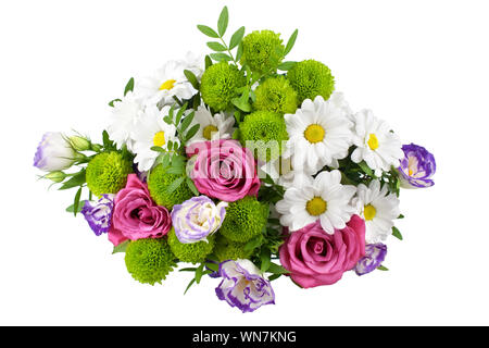 Bouquet de fleurs roses rose, blanc, des chrysanthèmes marguerites, feuilles vertes, isolé sur fond blanc close up, cartes de vœux, bannière, copy space Banque D'Images