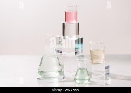 Processus de fabrication de parfums. Expérience de laboratoire extrait ingrédient pour la beauté naturelle et produit cosmetique biologique Banque D'Images