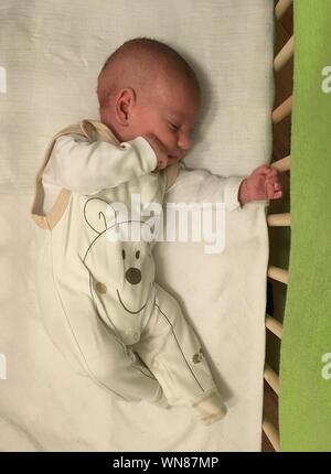 Sommeil De Bebe Nouveau Ne Dans La Creche Stork Morsure Sur Son Front Et La Paupiere Photo Stock Alamy