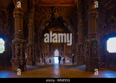 Un regard intérieur sur le grand espace de sanctuaire de la vérité temple dans Naklua, Thaïlande. Banque D'Images