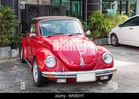 Phuket, Thaïlande - 23 juillet 2019 : Classique Volkswagen Coccinelle cabriolet dans la vieille ville de Phuket. La voiture est une icône dans le monde entier. Banque D'Images