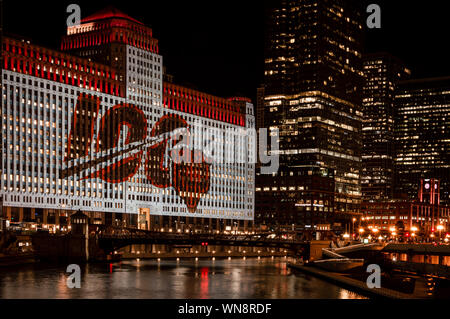 Chicago, USA-Septembre 5, 2019 : le Merchandise Mart est la célébration de la 100e saison de la NFL Chicago Bears projetée avec l'art de mur de nuit Banque D'Images