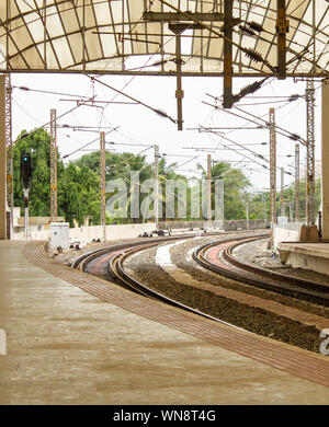 Vue de la courbe dans les voies de chemin de fer surélevées à Mylapore, Chennai, Inde Banque D'Images